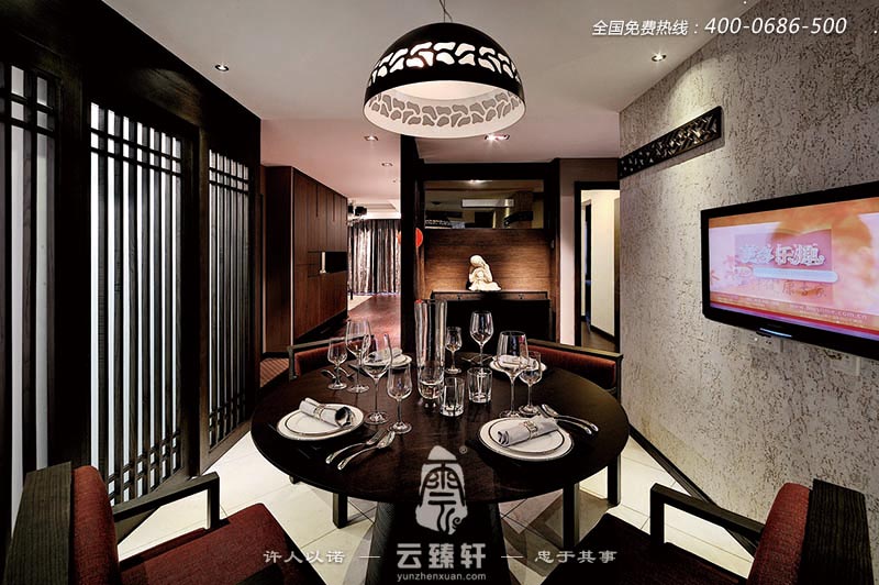 黑色中式隔斷的運(yùn)用在餐廳里,則是活躍的"精靈”,讓中式的韻味—定程度上得到了提升