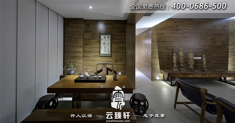 茶室的裝修簡單樸素，原木色的桌椅茶具